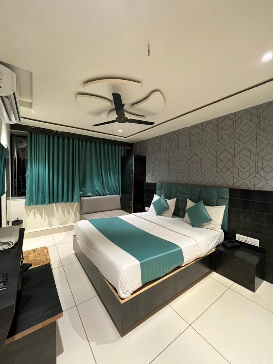 Prime View Hotel Ahmedabad Room photo